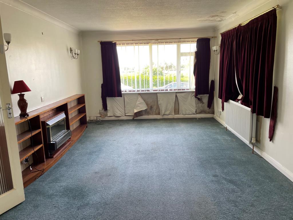 Lot: 129 - DETACHED CHALET BUNGALOW IN NEED OF UPDATING - living room with south facing aspect